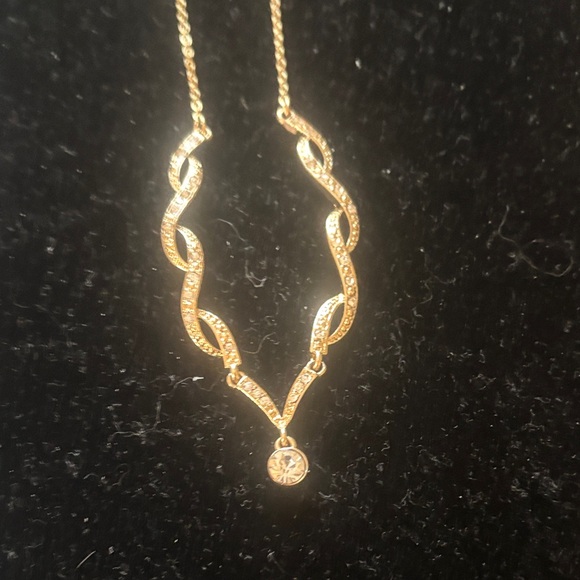 Elegant Gold Necklace with Twisted Design and faux diamonds - Picture 5 of 6
